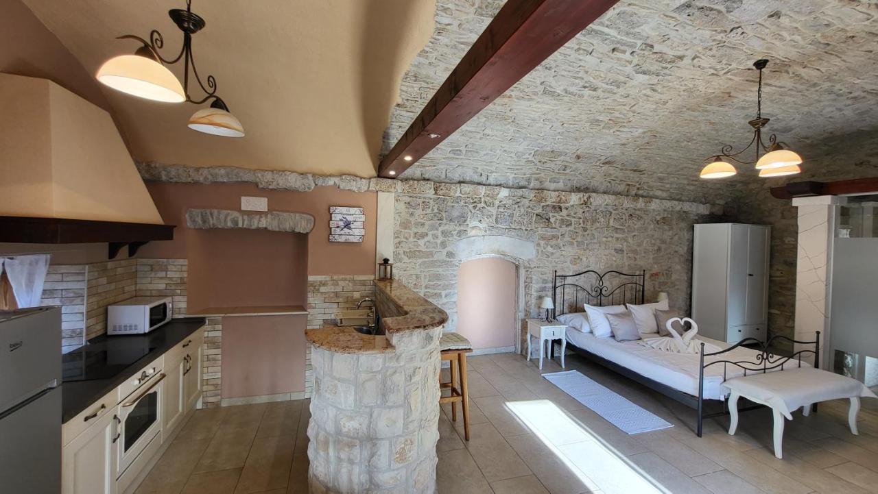 Stone House Apartments Didini Dvori Lumbarda Exterior foto